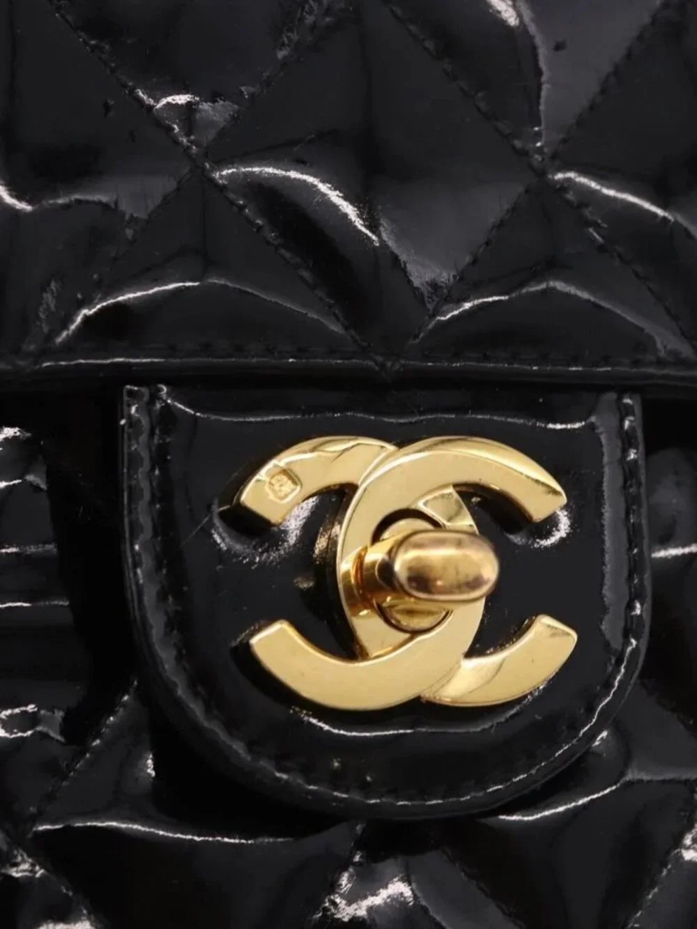 CHANEL Mini Matelasse 17 Chain Bag Patent leather Black Gold CC Auth 184825V